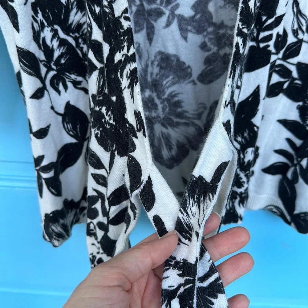 Banana Republic Sweater Floral Black and White Women’s Top size XSP